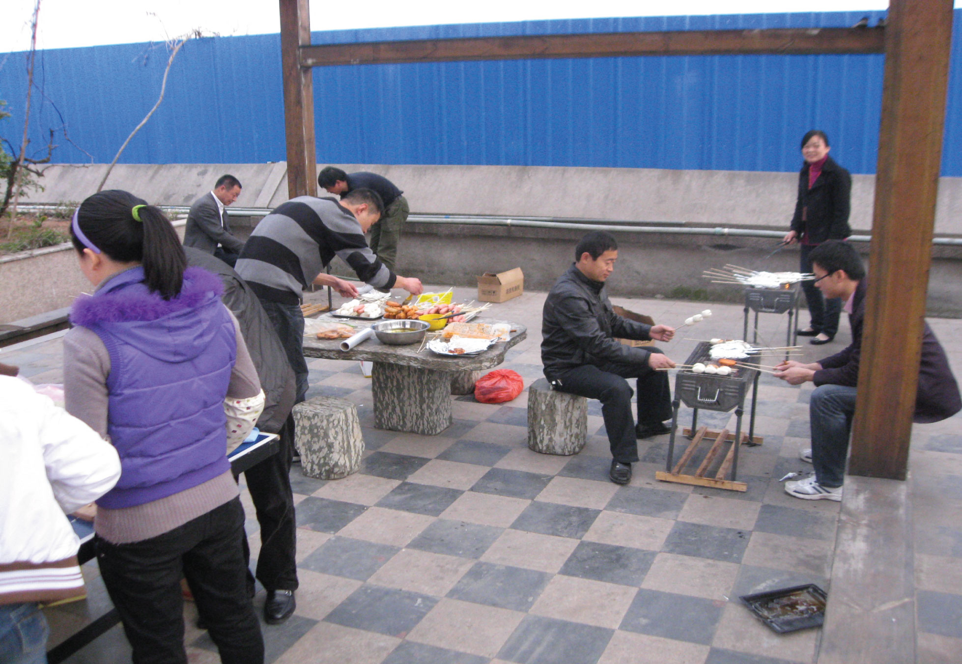 聚會(huì)開始前，行政樓各位領(lǐng)導(dǎo)做精心的準(zhǔn)備